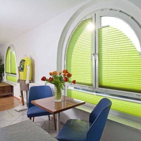 Fensterdekoration mit S-Plissees